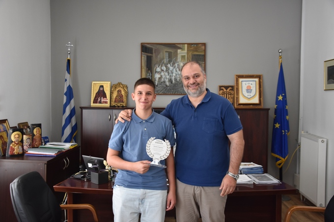 Φωτογραφία Ο Δήμαρχος Νάουσας βράβευσε τον Νικόλα Λεφούση για την κατάκτηση του Κυπέλλου Ελλάδας Αλπικών Αγωνισμάτων 2026